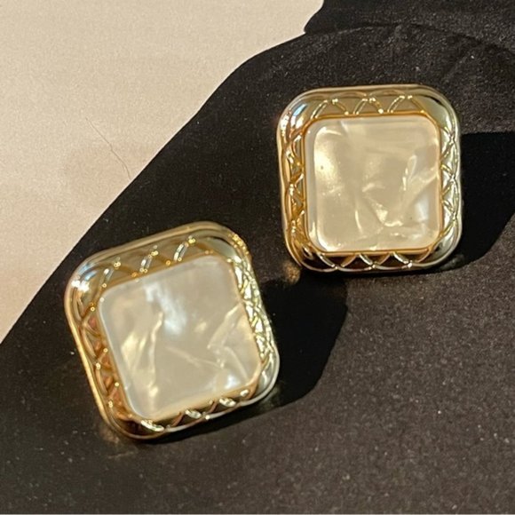 ✨Elegant Silver/White Ripples Stud Earring - Picture 2 of 3